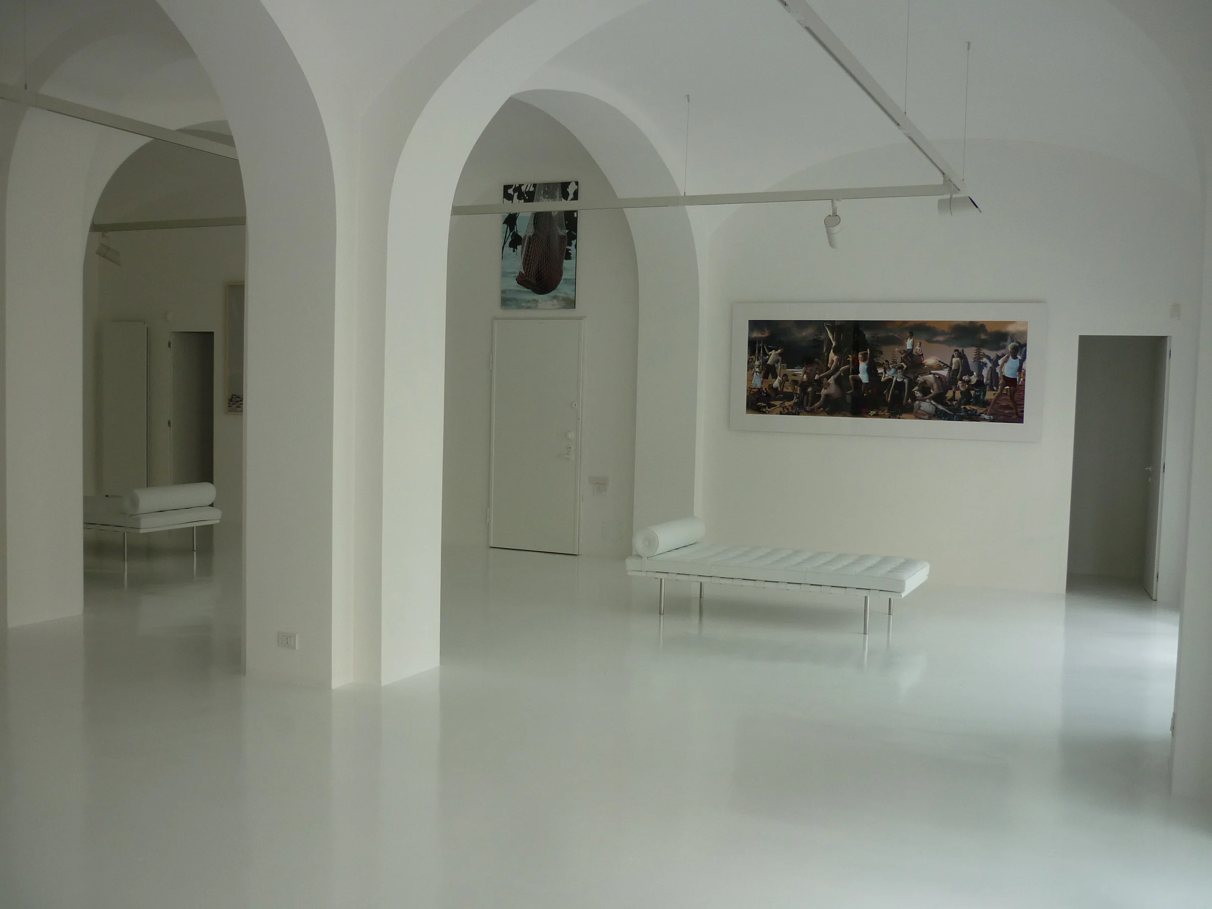 Ambiente luminoso con archi e colonne bianche